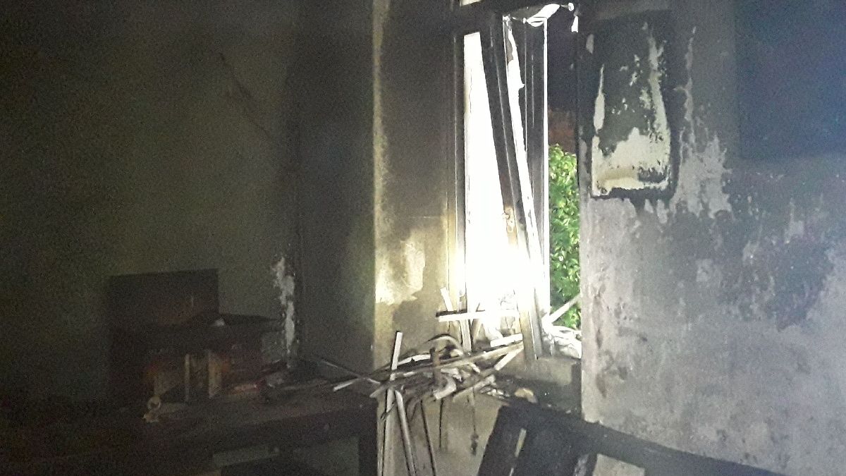 Šestičlennou rodinu uvěznil požár v podkroví domu v Prostějově
